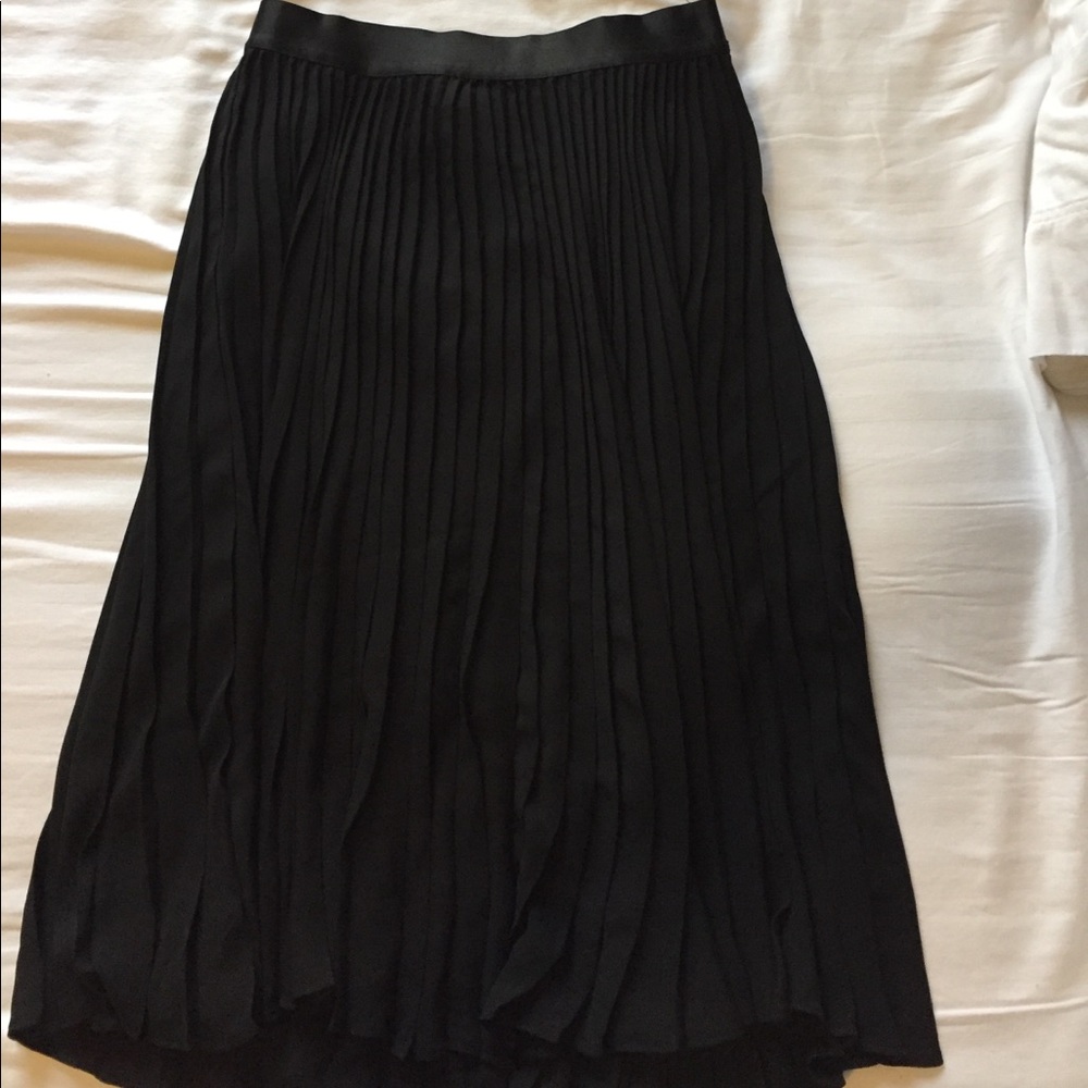 Flowing pleated midi skirt