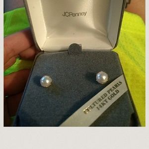 MAKE OFFER****14KT- Pearl earrings