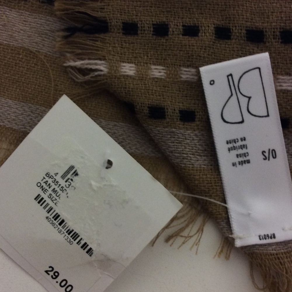 NWT large scarf - Picture 5 of 5