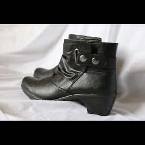 Sbicca black faux leather booties