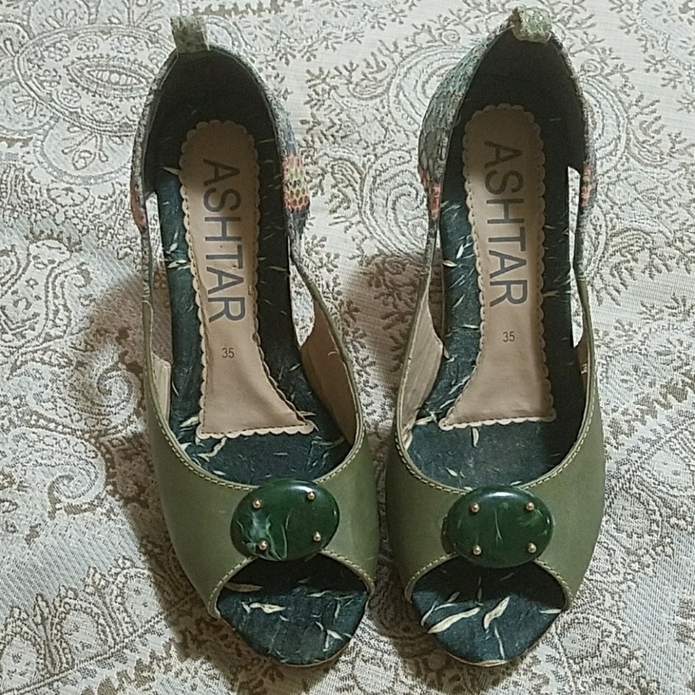 Elegant peep toe wedge