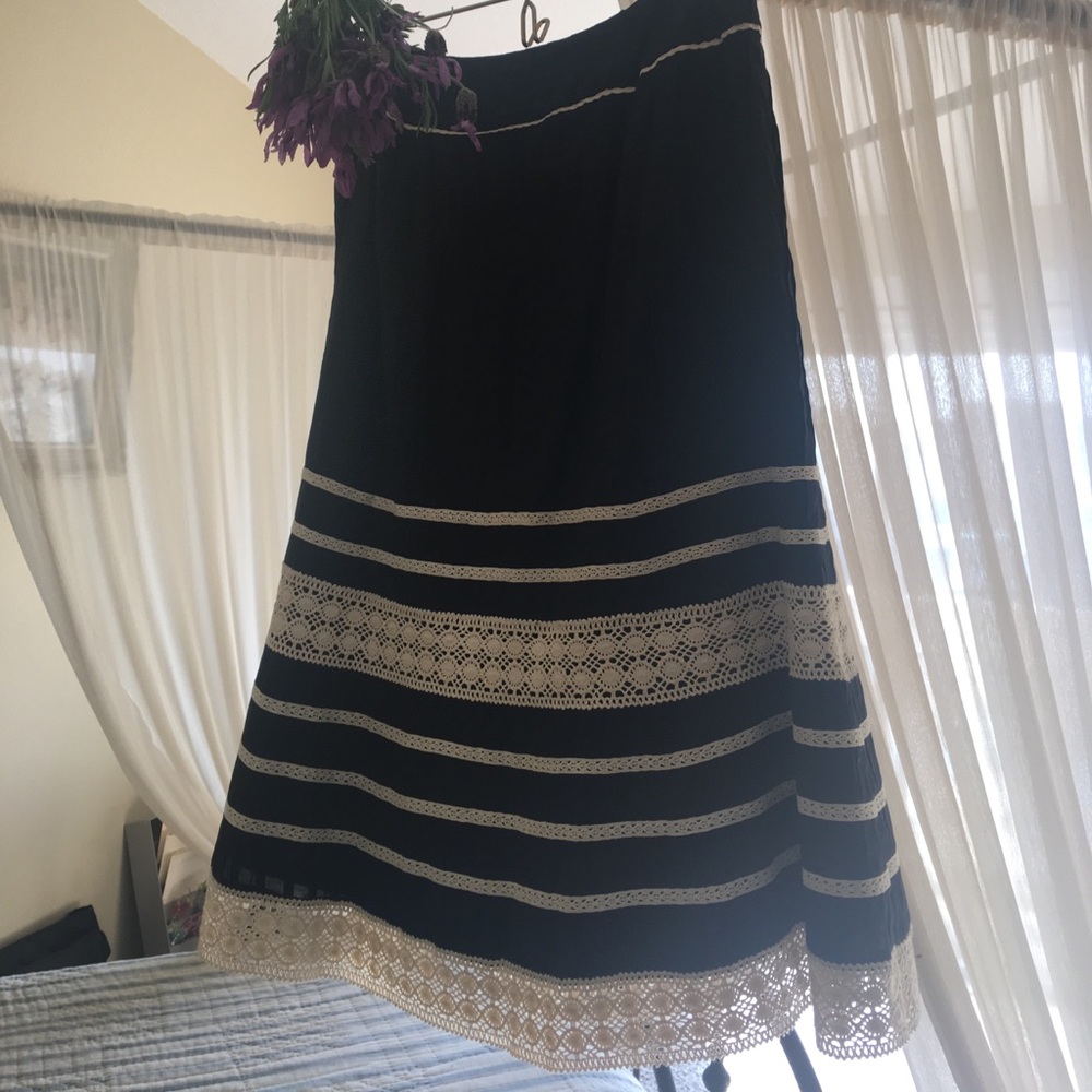 Ann Taylor black and ecru skirt size 2