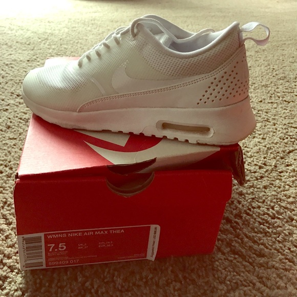 Nike Shoes - Women's Nike air max thea 7.5