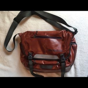 Patagonia Black Hole mini messenger bag