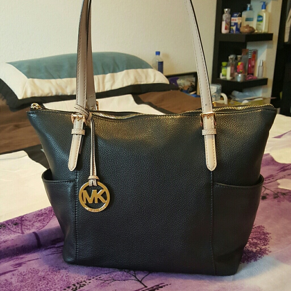 SOLD******Michael kors jet set tote