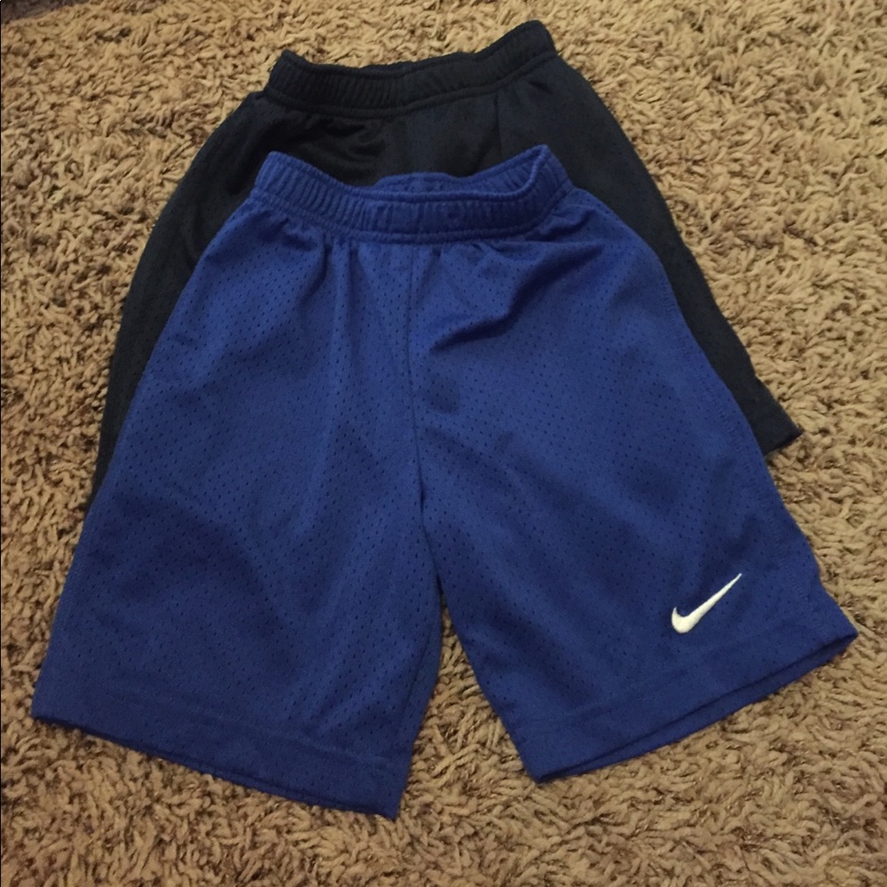 Boys size 5 Nike shorts.