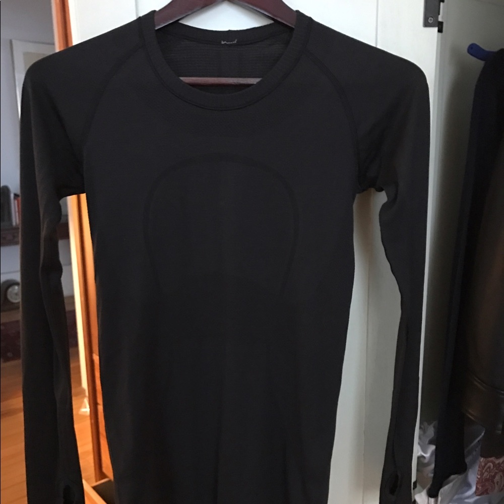 Lululemon swiftly tech size 6 in dark gray/black