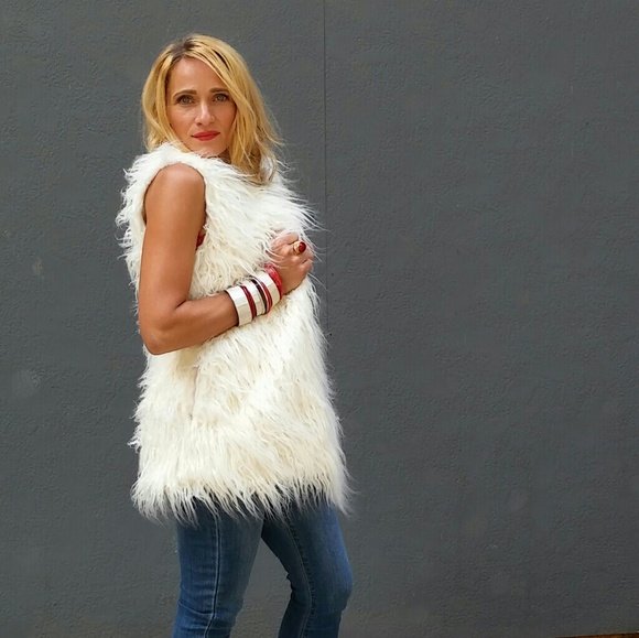 STUNNING FAUX FUR VEST - Picture 2 of 4