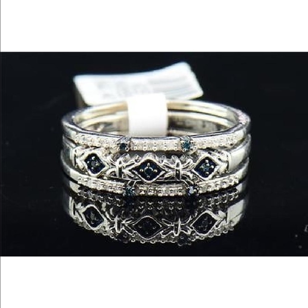 10 k White gold with blue diamonds band