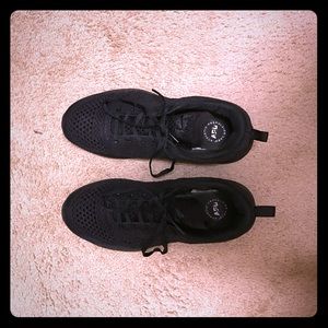APL's black on black size 8