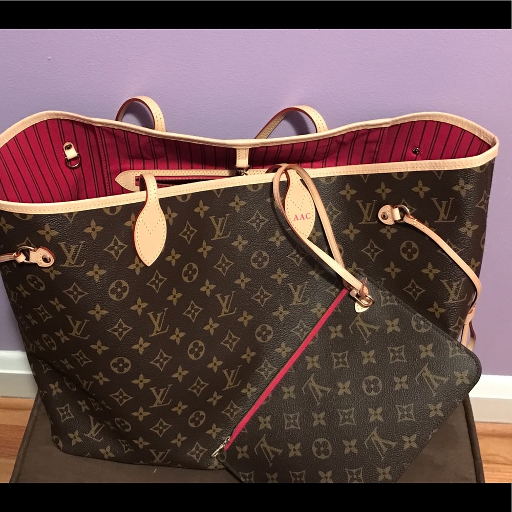 Selling now. I’m over it. Does not come with wristlet