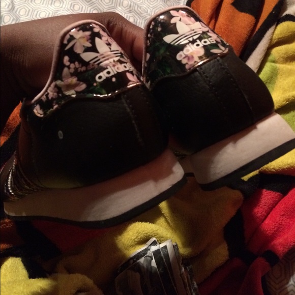 Addias - Picture 3 of 4