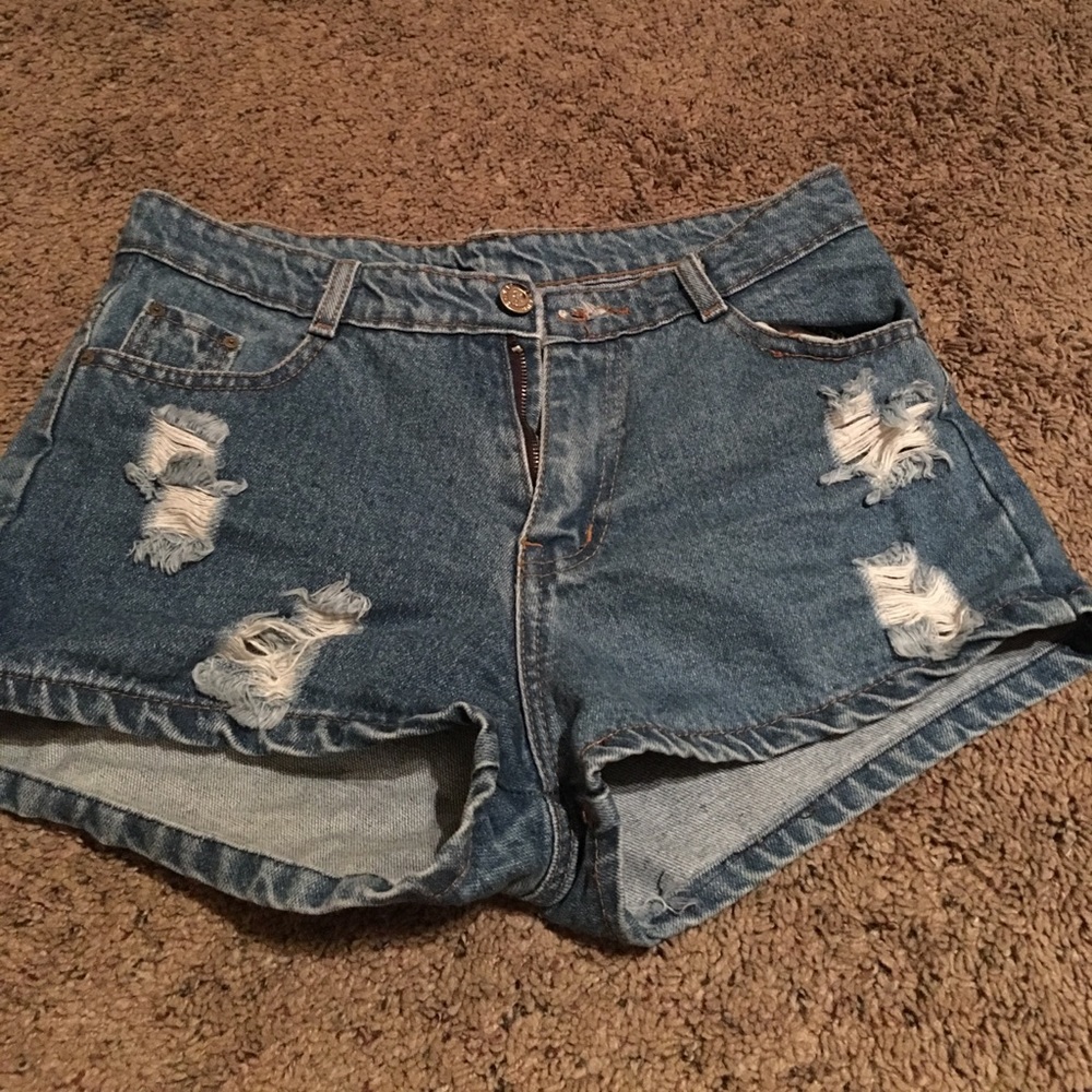 Ripped High-waisted shorts