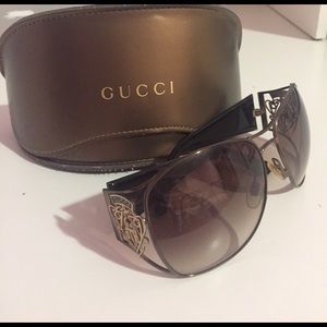 Rarely worn Gucci sunglasses with case & lens wipe