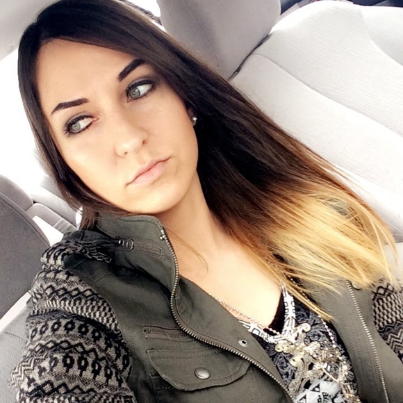 Meet your Posher, Danielle - Picture 3 of 3