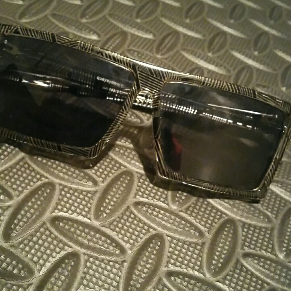 FREE w/$30 purchace Funky Sunglasses