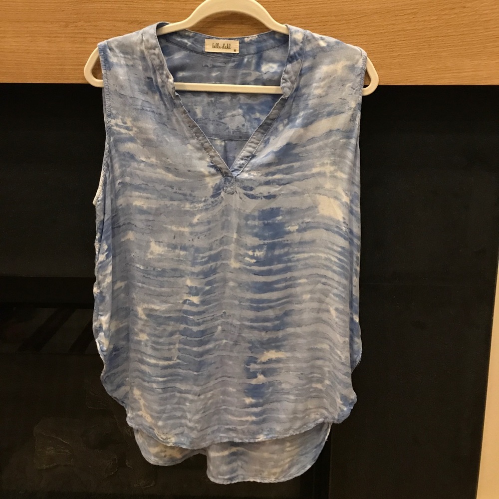 Bella Dahl blue and white rayon sleeveless shirt.