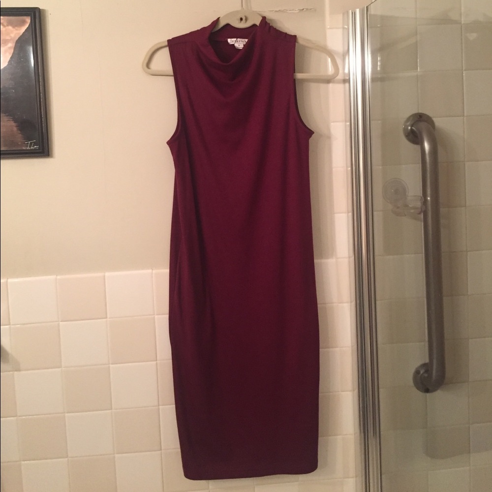 MIDI sleeveless maroon dress! Fashion forward