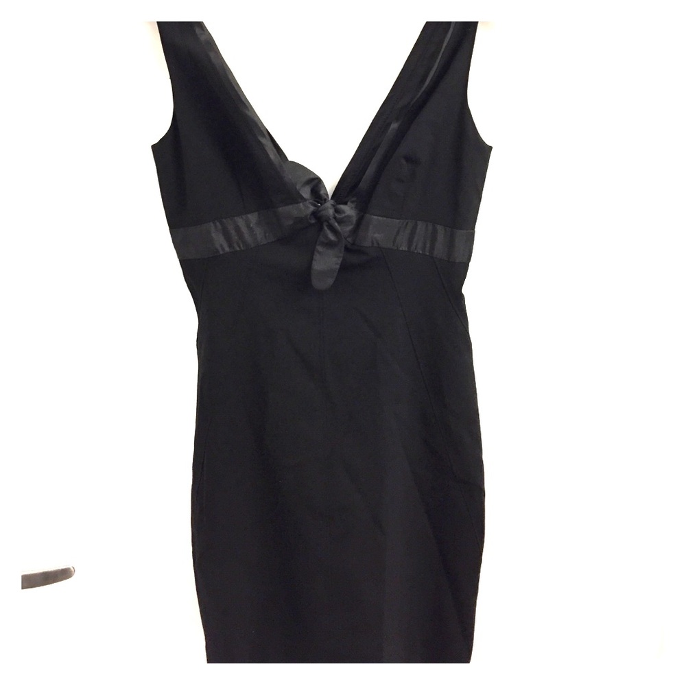 Pristine little black dress with bow detail