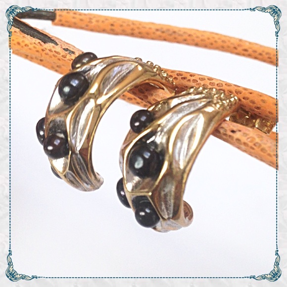 ☀️ Anitanja 18k Gold Driftcone J Hoop Earrings - Picture 3 of 4