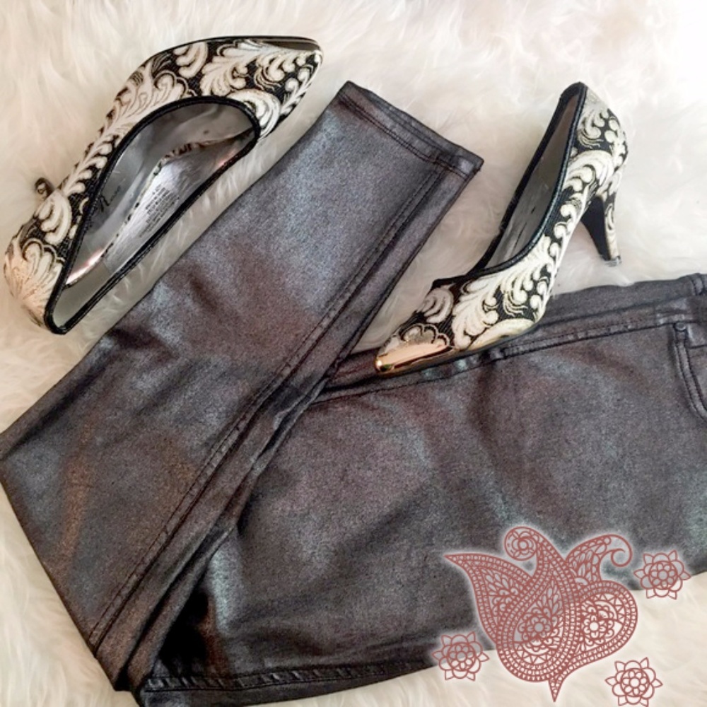 Paisley lace Gold-Toed Heels
