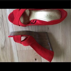 Light 4 inch wedge sandals with wood veneer!