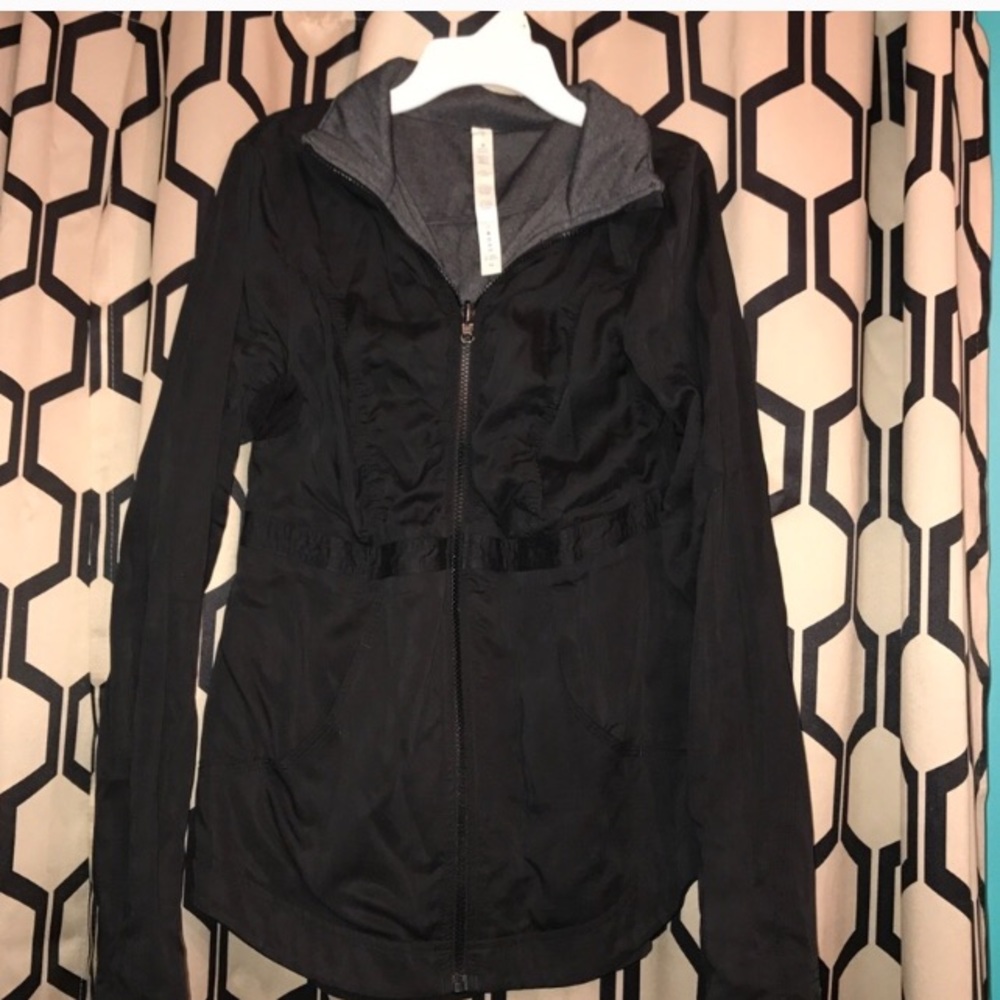 Lululemon jacket/black size 6
