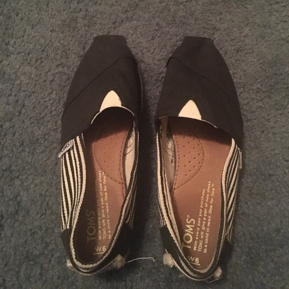 Womens size 6 TOMS shoes!