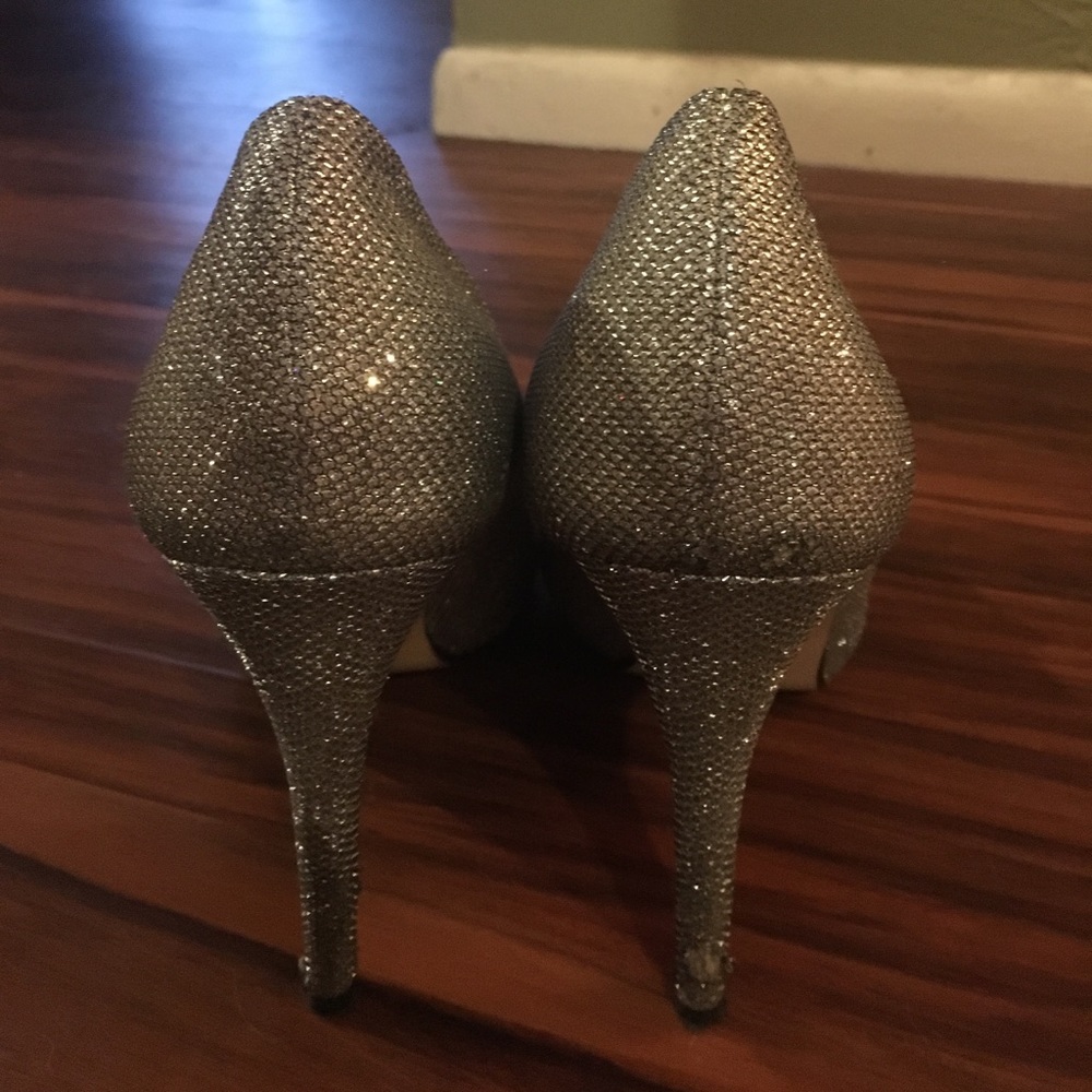 Silver heels - Picture 2 of 3