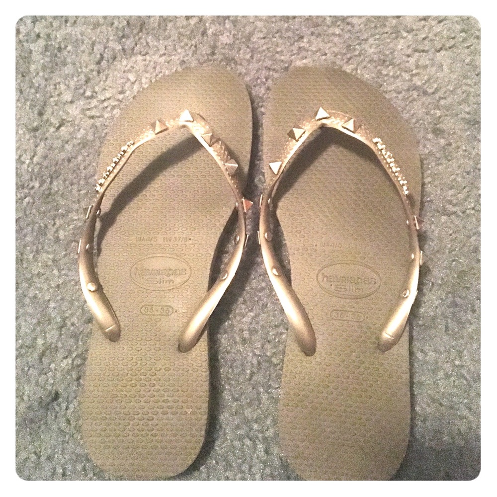 Women's silver studded slim havaianas flip flops!
