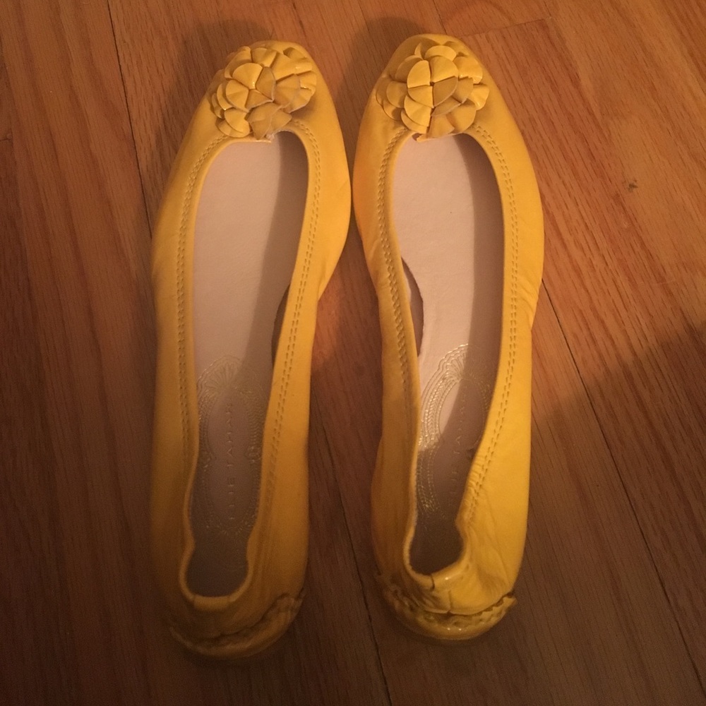 Elie Tahari yellow patent leather flat! Sz 9