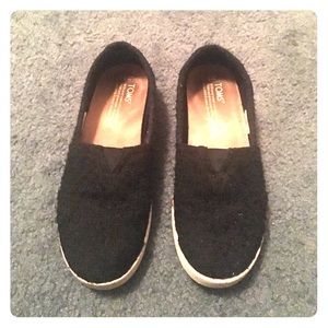 Size 6 womens TOMS shoes!