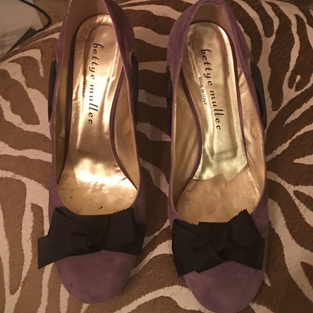 Bettye Muller Lilac Suede Pumps w/ black bow