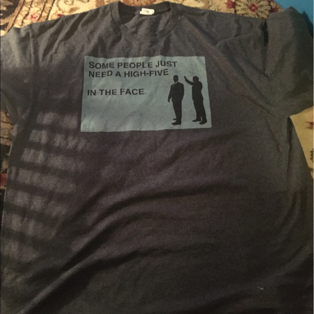 Graphic tshirt "some people just need a hi-five"
