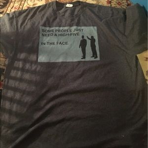 Graphic tshirt "some people just need a hi-five"