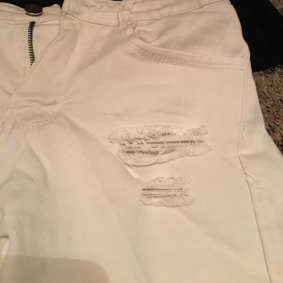 High-waisted shorts - Picture 2 of 3