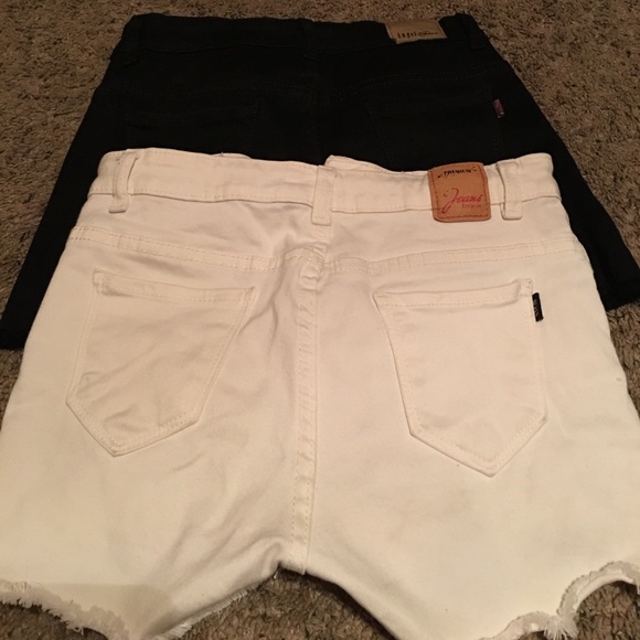 High-waisted shorts - Picture 3 of 3