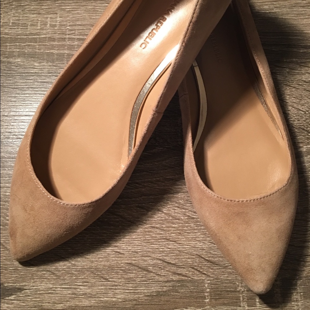 Banana Republic tan suede flats size 7.5