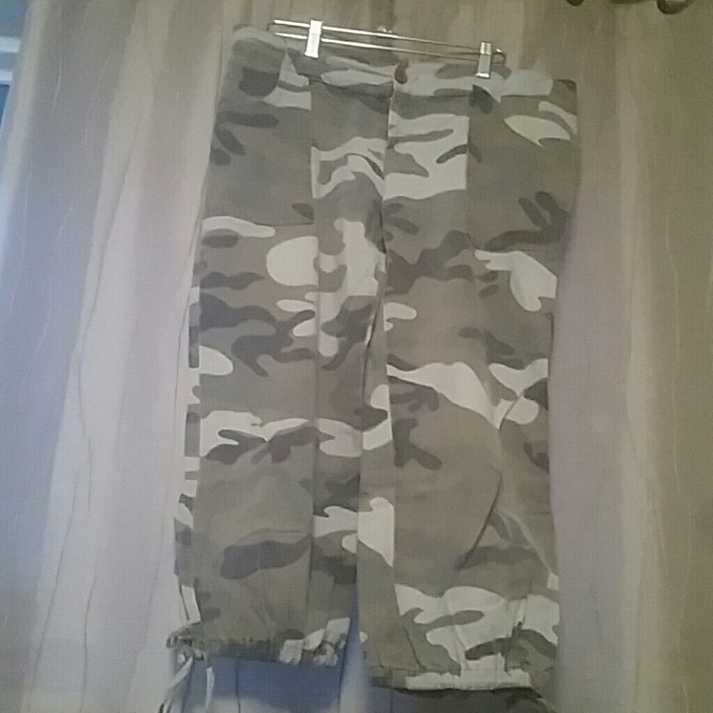 Toska camo capri pants with ties at the ankles.