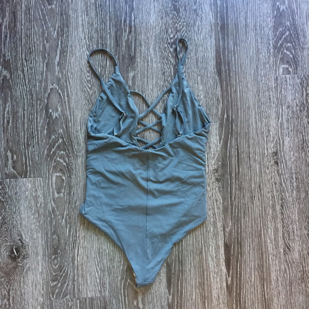 Seamless criss-cross one piece - Picture 4 of 8