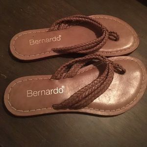 Bernardo Women's Flip-Flops: Size 8