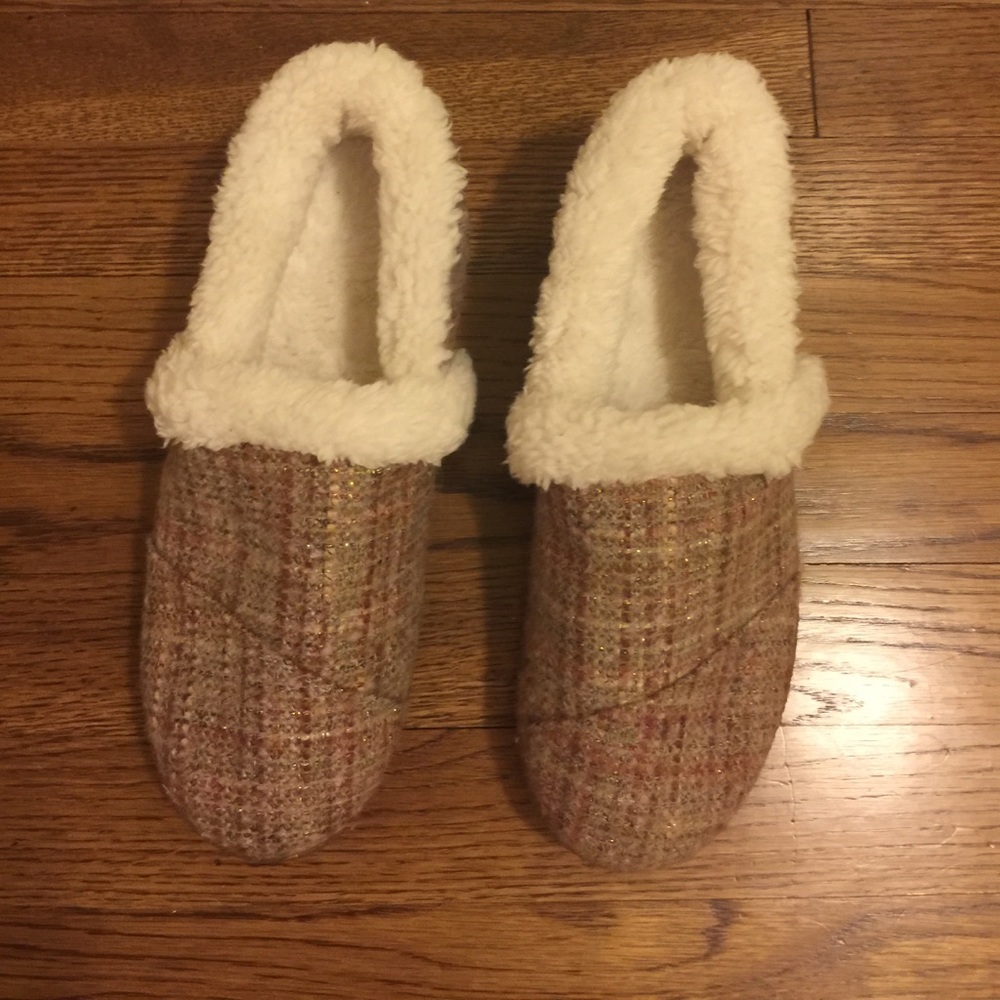 New without box toms pink boucle slippers Sz 9
