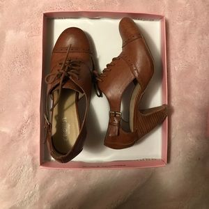 Vintage style low heels