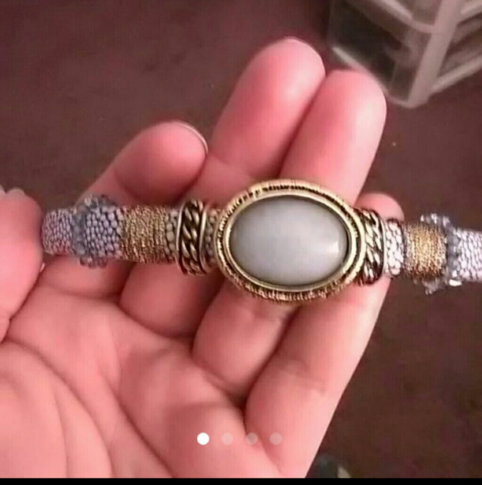 Laura J Beautiful Stone bracelet