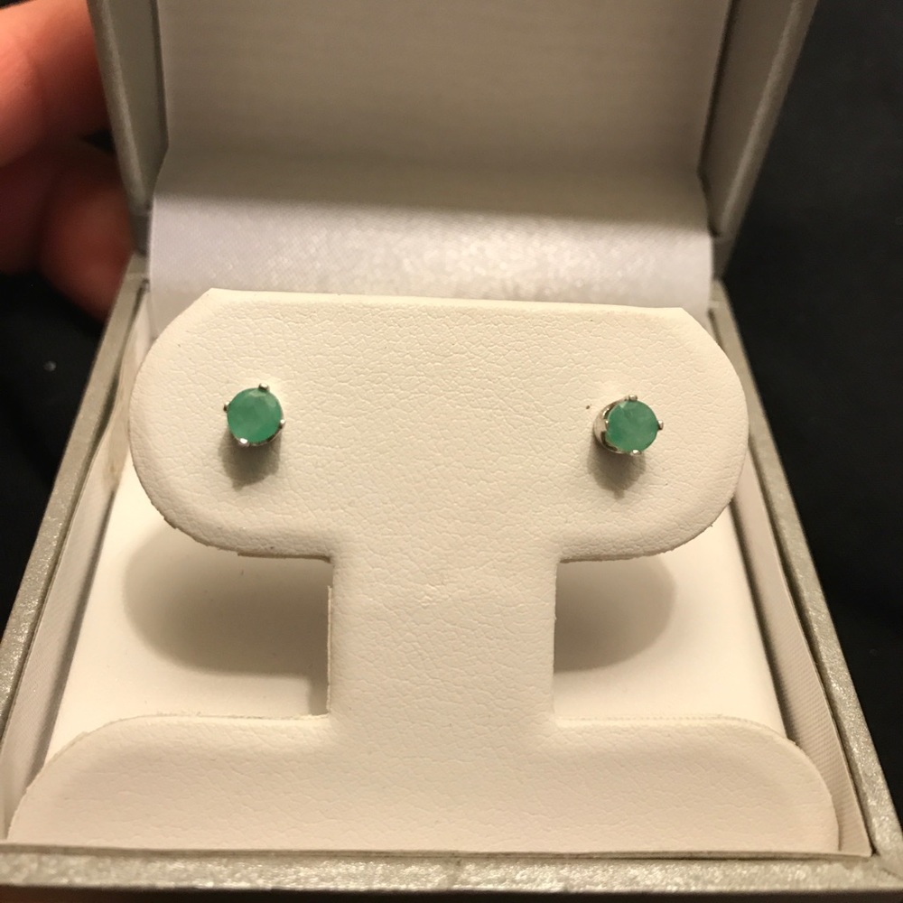 14k white gold emerald studs 💚💚💚