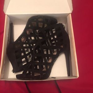 Never been worn except to try on, too small for me