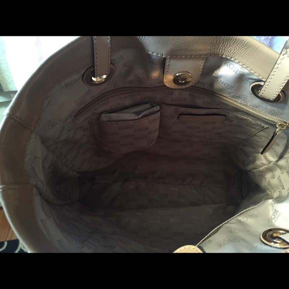 Authentic Michael kors Jet set tote - Picture 3 of 4