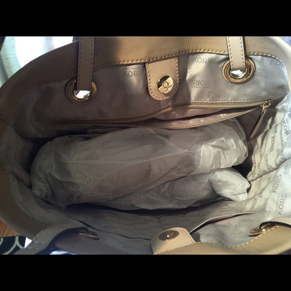 Authentic Michael kors Jet set tote - Picture 4 of 4