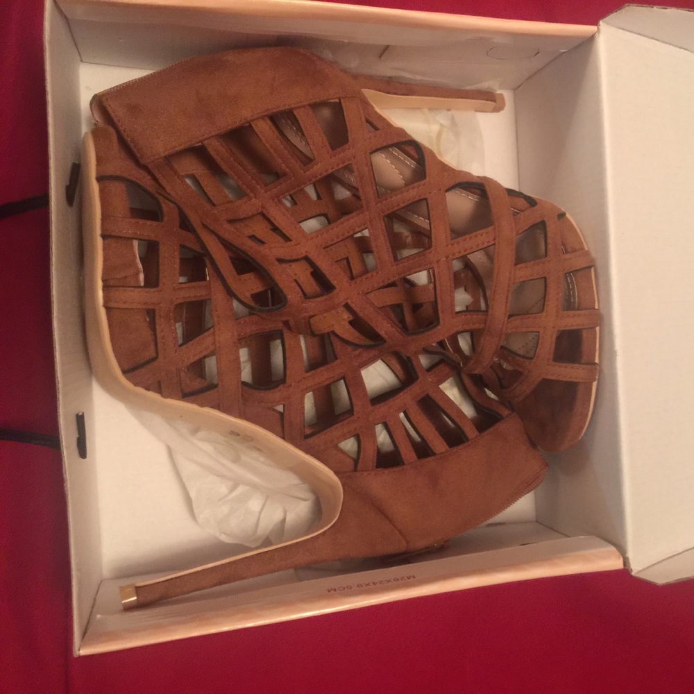 Never been worn except to try on, too small for me