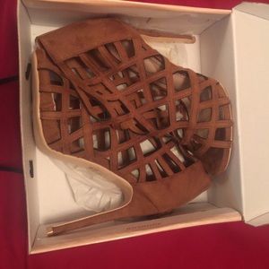 Never been worn except to try on, too small for me